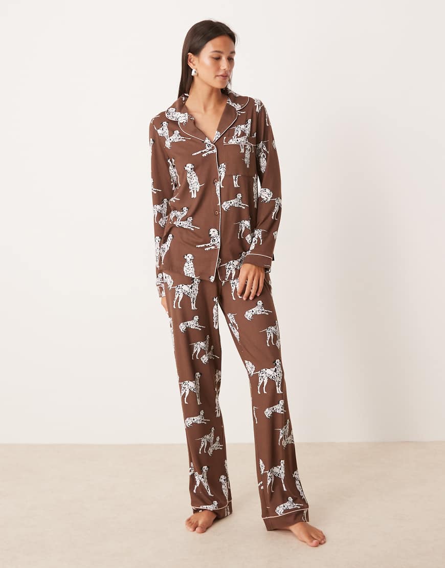 Chelsea Peers - Exklusiver, langärmliger Pyjama in Schokobraun mit Dalmatinermuster, Reverskragen und Hose von Chelsea Peers