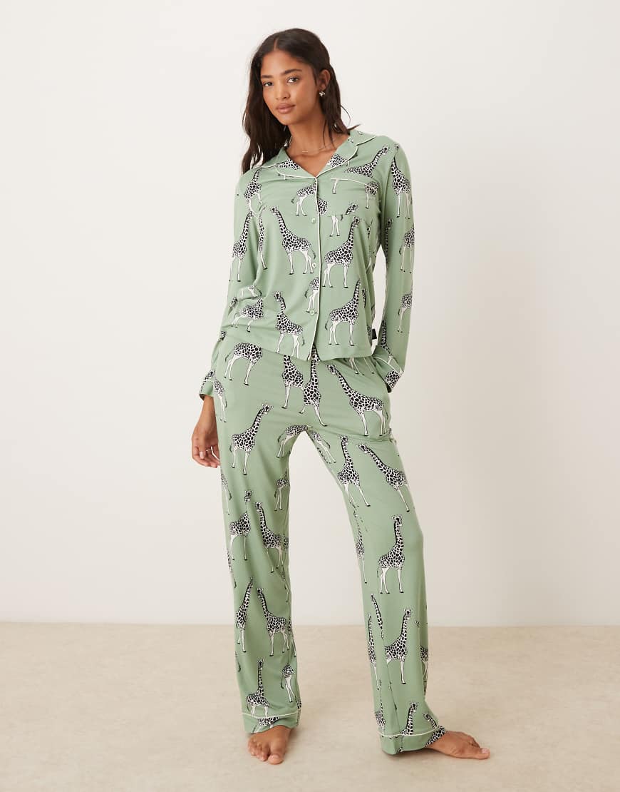Chelsea Peers - Exklusiver Pyjama in Salbeigrün mit Giraffen-Print bestehend aus langärmligem Oberteil mit Reverskragen und Hose von Chelsea Peers