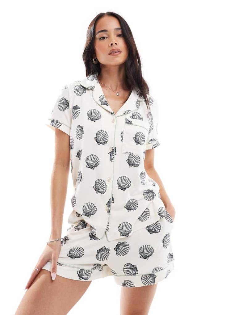 Chelsea Peers - Exklusives Polyesterset mit kurzärmligem Hemd mit Reverskragen und Shorts mit Muschelprint-Weiß von Chelsea Peers