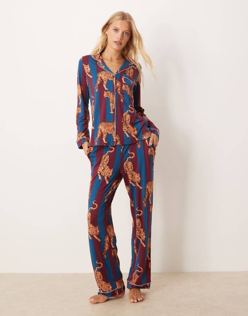 Chelsea Peers - Gestreifter Pyjama aus Polyester mit Tigerprints, bestehend aus langärmligem Oberteil mit Reverskragen und Hose-Bunt von Chelsea Peers