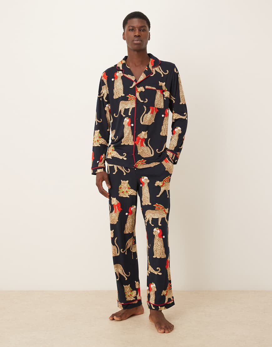 Chelsea Peers - His & Hers - Polyester-Pyjama inklusive langärmligem Oberteil mit Reverskragen, mit Weihnachts-Leopardenmuster-Marineblau von Chelsea Peers