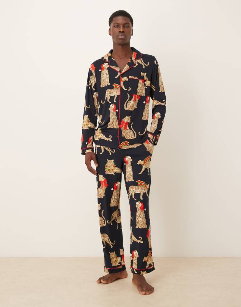 Chelsea Peers - His & Hers - Polyester-Pyjama inklusive langärmligem Oberteil mit Reverskragen, mit Weihnachts-Leopardenmuster-Marineblau von Chelsea Peers