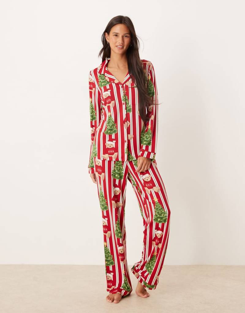 Chelsea Peers - His & Hers - Polyester-Pyjama inklusive langärmligem Oberteil mit Reverskragen, mit Weihnachts-Teddybär- und Streifenmuster-Rot Chelsea Peers - His & Hers - Polyester-Pyjama inklusive langärmligem Oberteil mit Reverskragen, mit Weihnachts-Teddybär- und Streifenmuster-Rot von Chelsea Peers