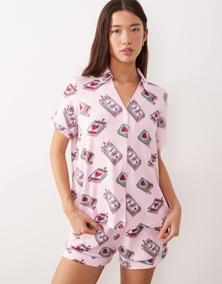 Chelsea Peers - Kurzer Pyjama in Rosa mit „Perfect Match"-Streichholzschachtel-Print von Chelsea Peers