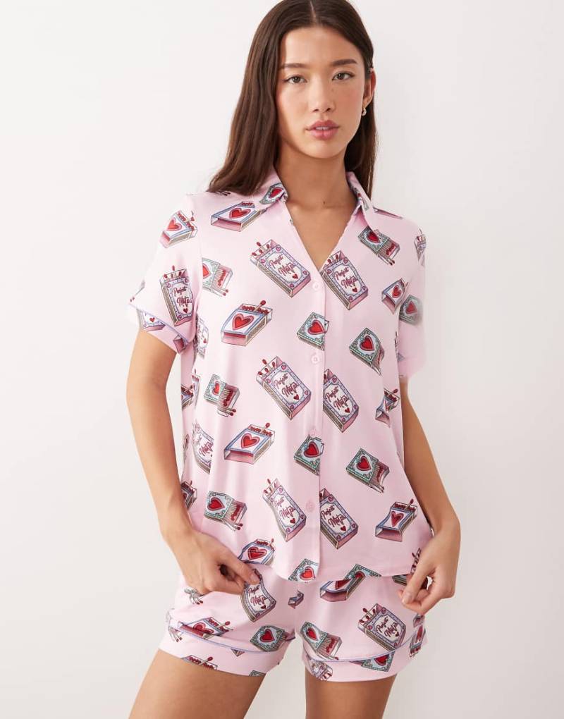 Chelsea Peers - Kurzer Pyjama in Rosa mit „Perfect Match"-Streichholzschachtel-Print von Chelsea Peers