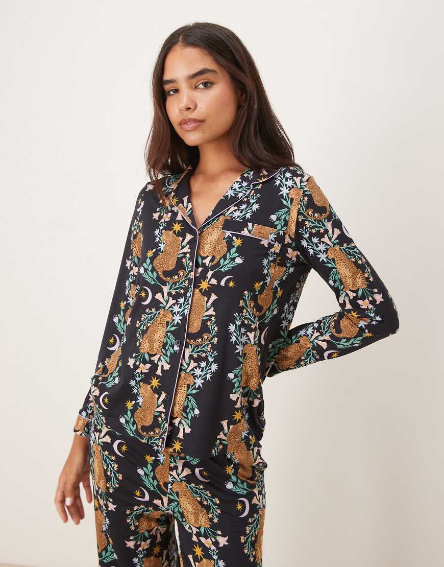 Chelsea Peers - Langärmliges Pyjama-Set aus Polyester in Marineblau mit Pflanzen-Tigermuster und Reverskragen Chelsea Peers - Langärmliges Pyjama-Set aus Polyester in Marineblau mit Pflanzen-Tigermuster und Reverskragen von Chelsea Peers
