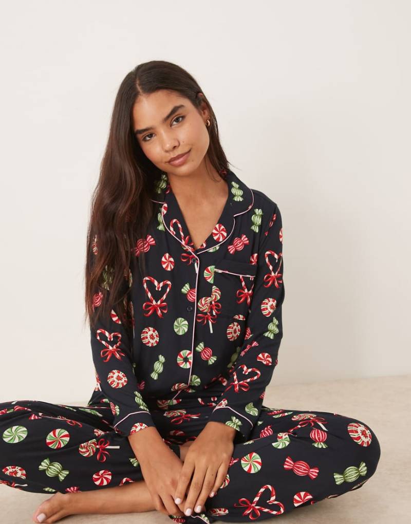 Chelsea Peers - Langärmliges Pyjama-Set aus Polyester mit Reverskragen und Weihnachtsbonbon-Print-Marineblau von Chelsea Peers