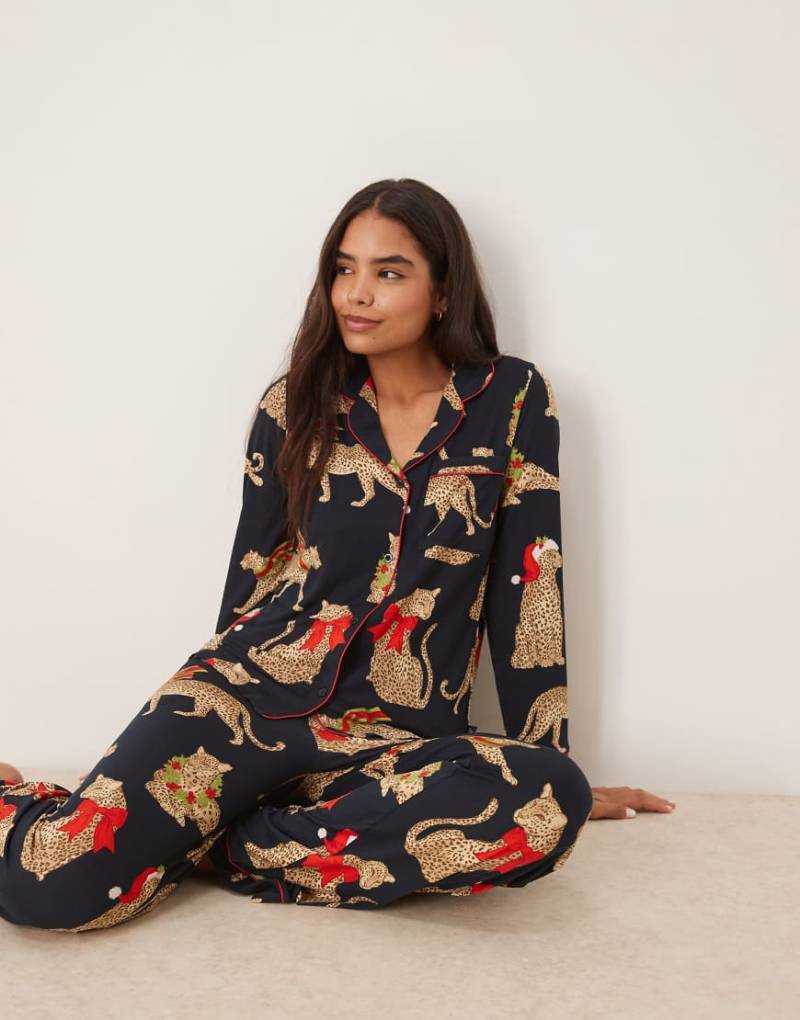 Chelsea Peers - Langärmliges Pyjama-Set aus Polyester mit weihnachtlichem Leopardenmuster und Reverskragen-Marineblau von Chelsea Peers