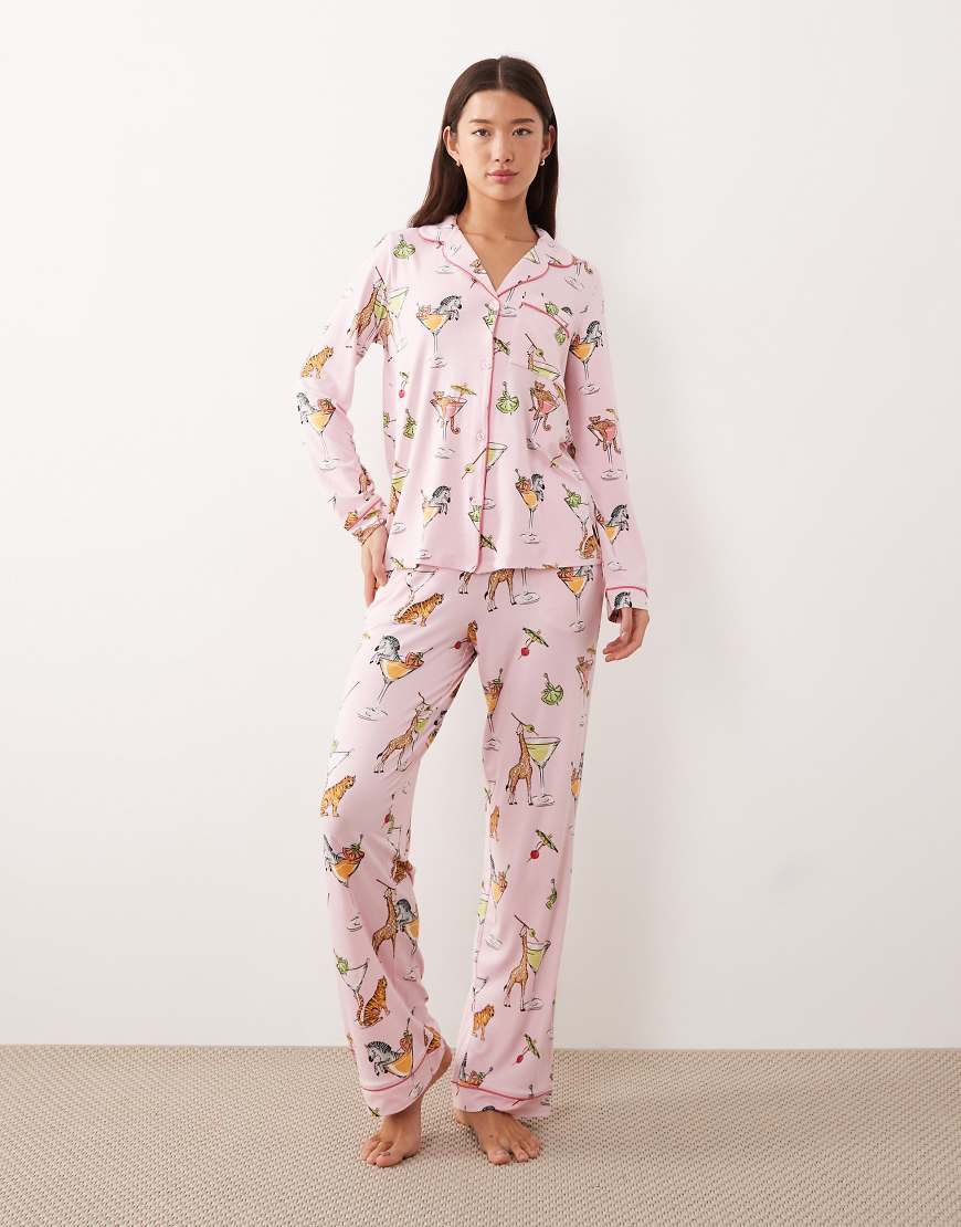 Chelsea Peers- Langer Pyjama in Rosa mit Knopfleiste sowie Martini- und Tiermuster von Chelsea Peers