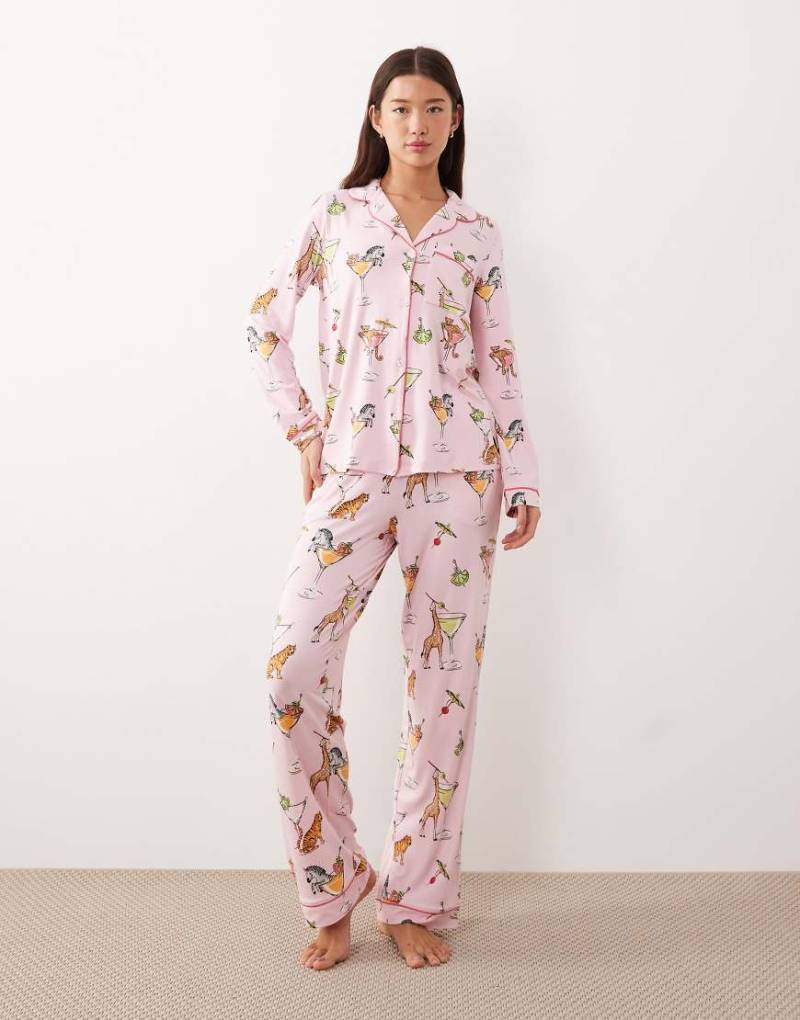 Chelsea Peers- Langer Pyjama in Rosa mit Knopfleiste sowie Martini- und Tiermuster von Chelsea Peers