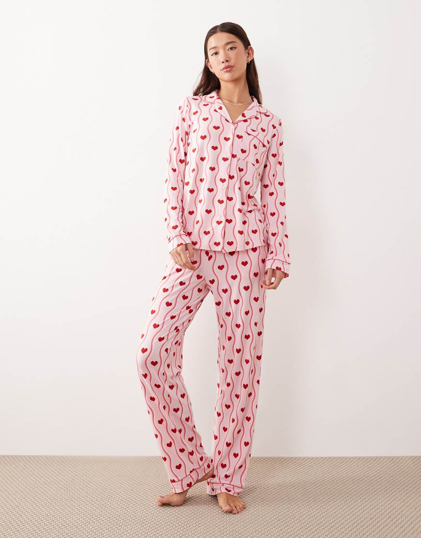 Chelsea Peers - Langer Pyjama in Rosa mit Wellen- und Herzmuster mit Knopfleiste von Chelsea Peers