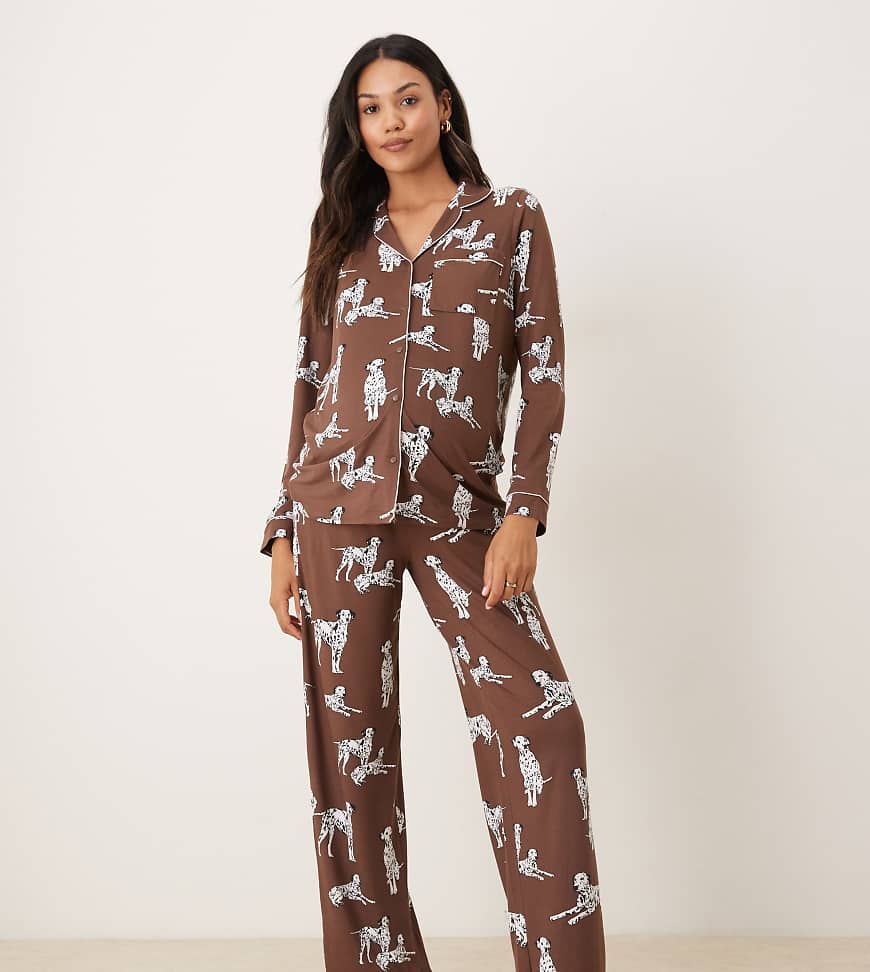 Chelsea Peers Maternity - Exklusiver Pyjama in Schokobraun mit Dalmatiner-Print bestehend aus langärmligem Oberteil mit Reverskragen und Hose von Chelsea Peers