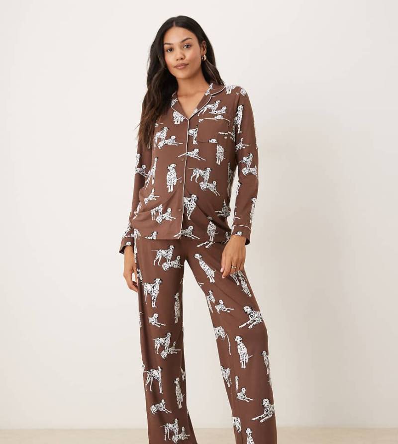 Chelsea Peers Maternity - Exklusiver Pyjama in Schokobraun mit Dalmatiner-Print bestehend aus langärmligem Oberteil mit Reverskragen und Hose von Chelsea Peers
