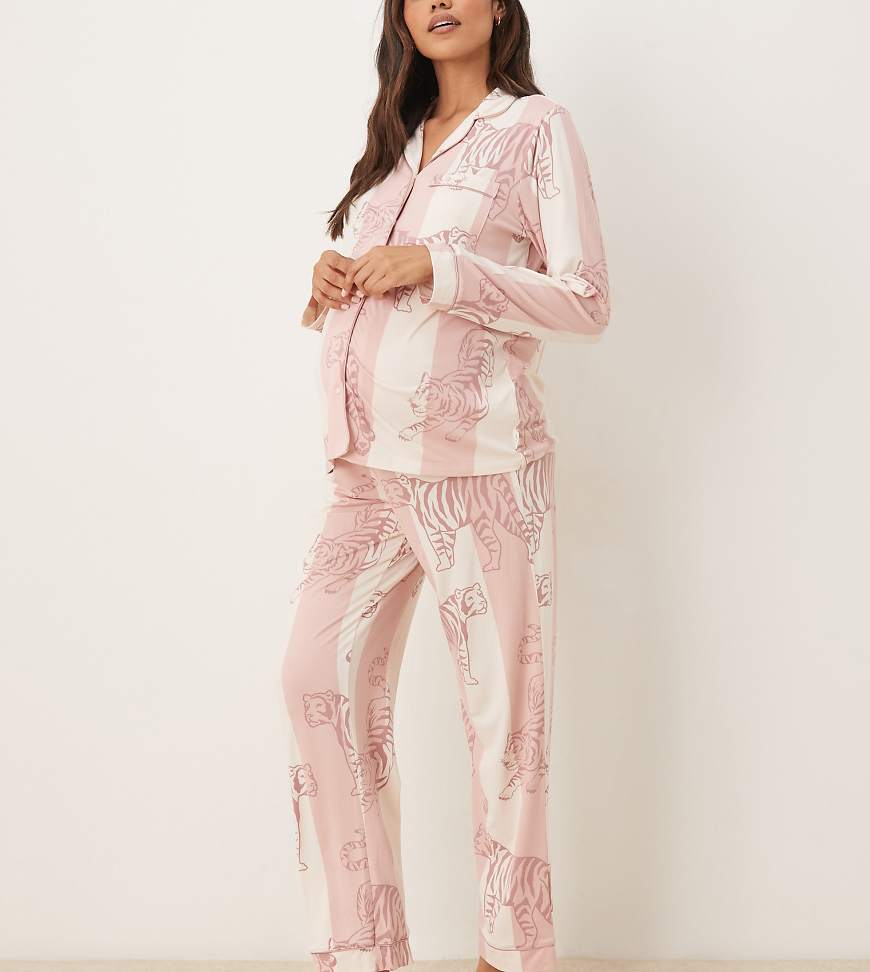 Chelsea Peers Maternity - Pyjama aus Polyester mit Reverskragen, langen Ärmeln und Leoparden-Streifenmuster, Umstandsmode-Rosa von Chelsea Peers