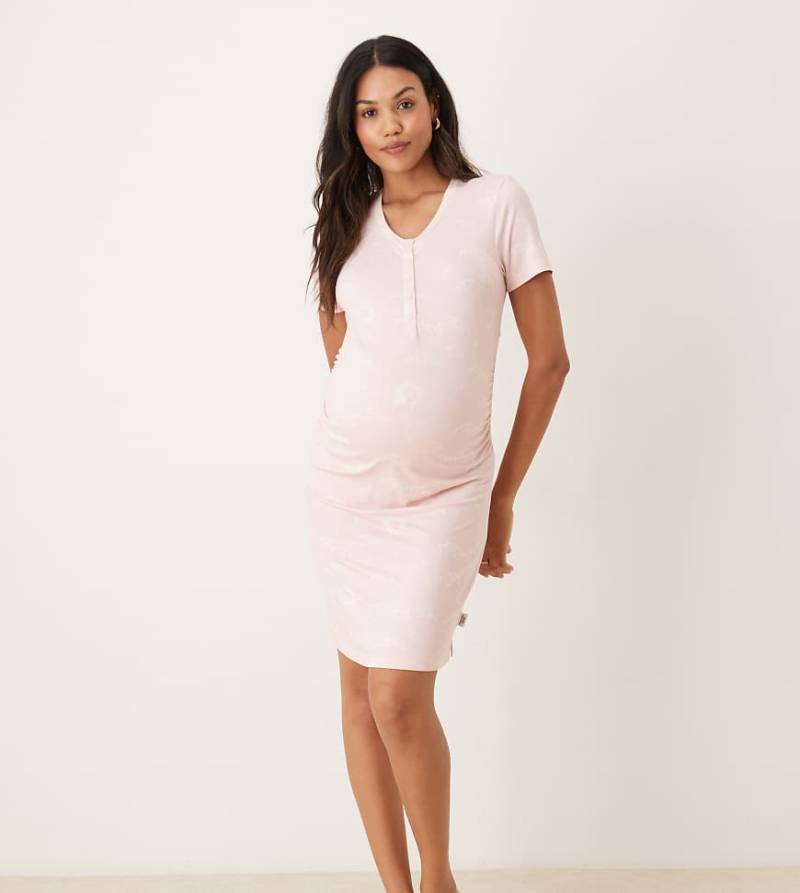 Chelsea Peers Maternity - Umstandsnachthemd aus Polyester in Rosa mit Nachthimmel-Print Chelsea Peers Maternity - Umstandsnachthemd aus Polyester in Rosa mit Nachthimmel-Print von Chelsea Peers