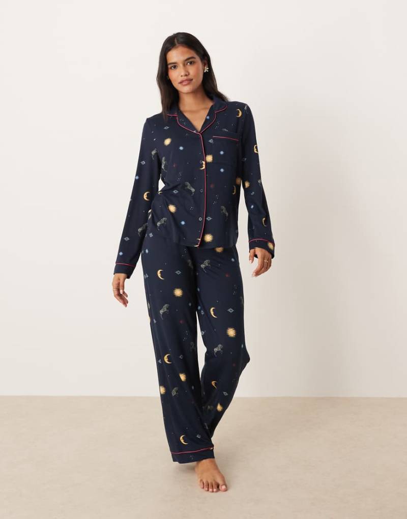 Chelsea Peers - Polyester-Pyjama aus langärmligem Oberteil mit Reverskragen und Hose, mit kleinen Himmelskörpern und Zebras-Marineblau von Chelsea Peers