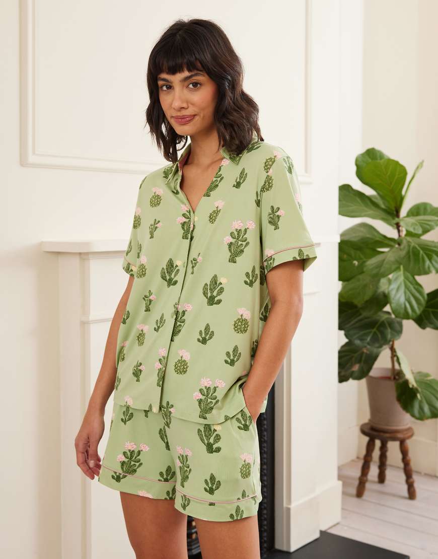 Chelsea Peers - Polyesterset mit Kaktusprint bestehend aus kurzärmligem Hemd mit Reverskragen und Shorts-Grün Chelsea Peers - Polyesterset mit Kaktusprint bestehend aus kurzärmligem Hemd mit Reverskragen und Shorts-Grün von Chelsea Peers