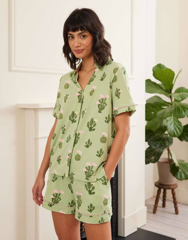Chelsea Peers - Polyesterset mit Kaktusprint bestehend aus kurzärmligem Hemd mit Reverskragen und Shorts-Grün von Chelsea Peers
