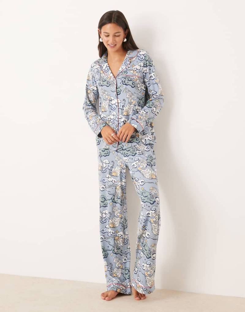 Chelsea Peers - Pyjama aus Polyester mit Tiger- und Wolkenprint, bestehend aus langärmligem Oberteil mit Reverskragen und Hose-Blau von Chelsea Peers