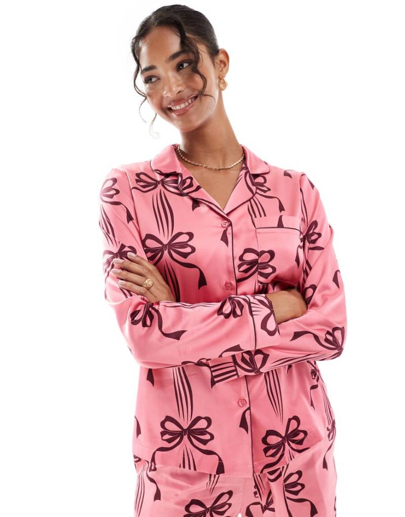 Chelsea Peers - Pyjama aus Satin mit Schleifenmuster mit langärmligem Oberteil mit Reverskragen-Rosa von Chelsea Peers