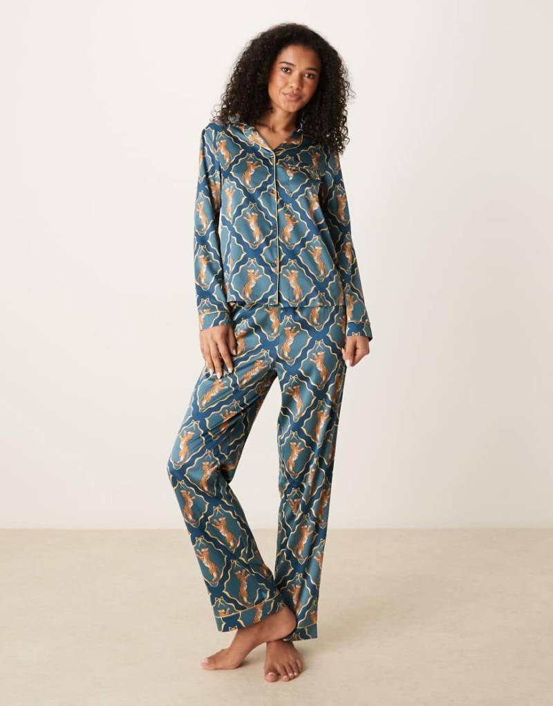 Chelsea Peers - Pyjama aus Satin mit tanzendem Tigermuster mit langärmligem Oberteil mit Reverskragen-Blau von Chelsea Peers