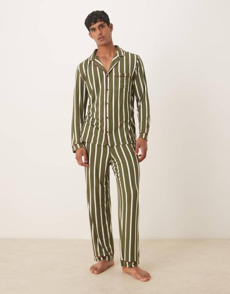 Chelsea Peers - Pyjamaset für Ihn aus Polyester in Khaki mit Streifen aus langärmligem Oberteil mit Reverskragen und Hose-Grün Chelsea Peers - Pyjamaset für Ihn aus Polyester in Khaki mit Streifen aus langärmligem Oberteil mit Reverskragen und Hose-Grün von Chelsea Peers