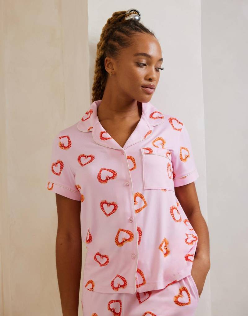 Chelsea Peers - Set aus Polyester mit Herzprint bestehend aus kurzärmligem Hemd mit Reverskragen und Shorts-Rosa von Chelsea Peers