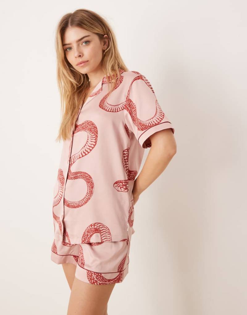 Chelsea Peers - Set aus Satin mit Schlangenprint bestehend aus kurzärmligem Hemd mit Reverskragen und Shorts-Rosa von Chelsea Peers