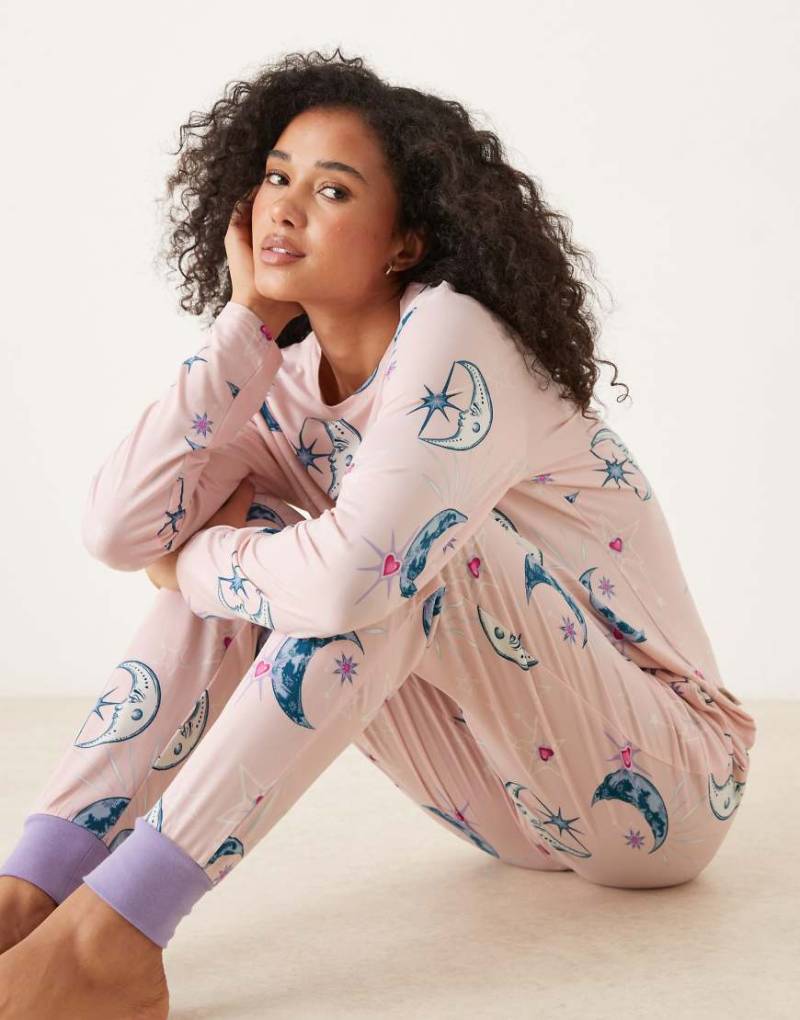 Chelsea Peers - Set in Rosa mit Nachthimmel-Print, bestehend aus langärmligem Oberteil mit Rundhalsausschnitt und Jogginghose von Chelsea Peers