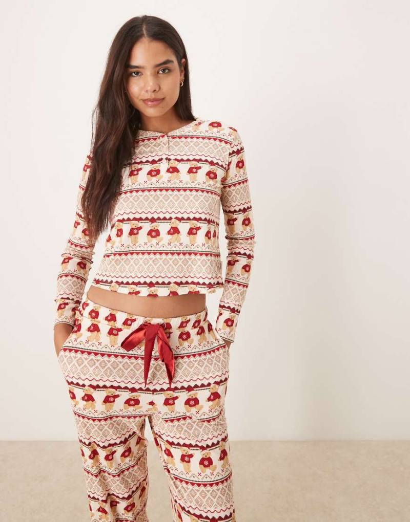 Chelsea Peers - Weihnachten - Bunter Pyjama mit Teddy-Norwegermuster, bestehend aus Henley-Oberteil und Hose von Chelsea Peers