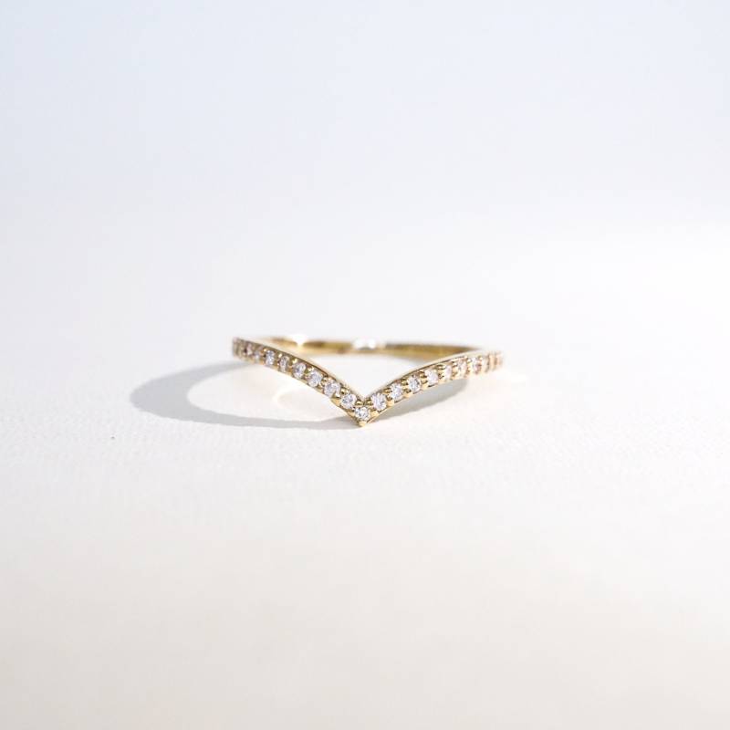 Zierliche Diamant Chevron Hochzeitsband von ChelseaOzJewelry