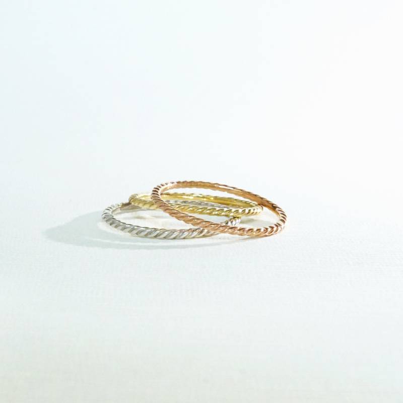 Zierliche Seil Ring in Solid 14K Gold von ChelseaOzJewelry
