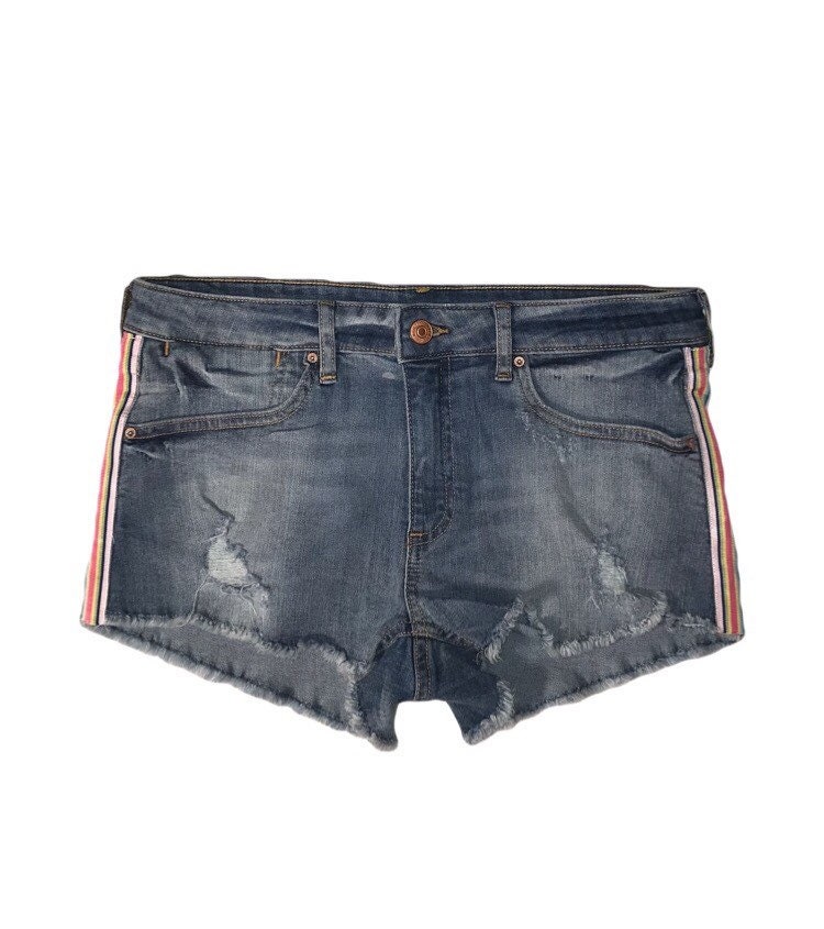 Mittlere Wasch-Denim-Shorts Distressed Cutoff, Pastell-streifen Trim von ChelseyPaigeDesigns