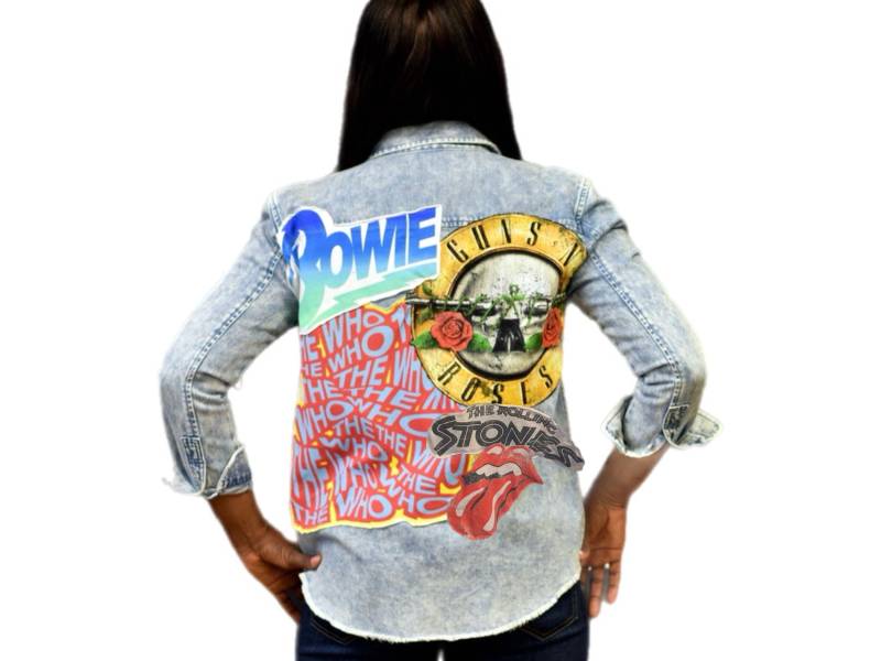 Übergroße Light Wash Denim Button Down Mit Mixed Rock Band T-Shirt Patch von ChelseyPaigeDesigns