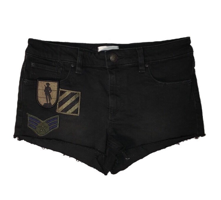 Schwarze Jeans-Shorts Mit Verschiedenen Armee-Patches von ChelseyPaigeDesigns