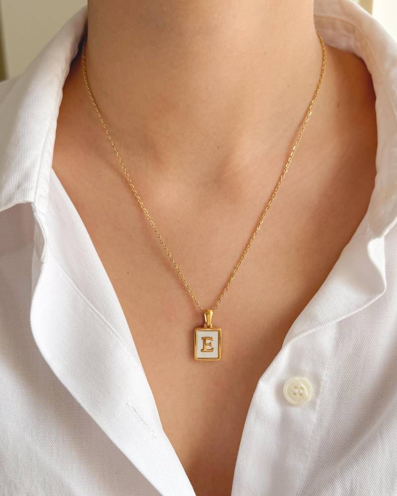Gold Initial Halskette | Perlmutt Halskette, Buchstabe 18K Layering von GlamourJewelss