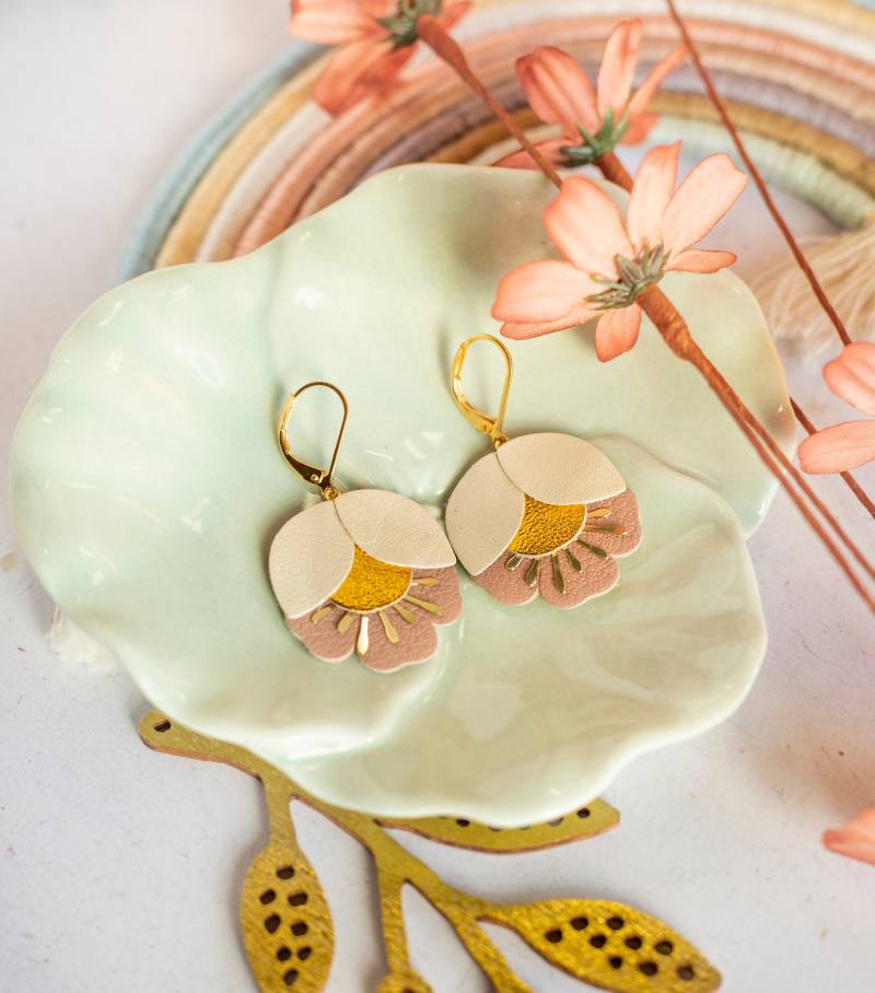 Blüte Ohrhänger, Blumen Ohrring Gold, Ohrhänger Hochzeit Boho, Hängeohrringe, Leder Blatt Ohrring, Jugendstil Ohrringe von ChenohaStudio
