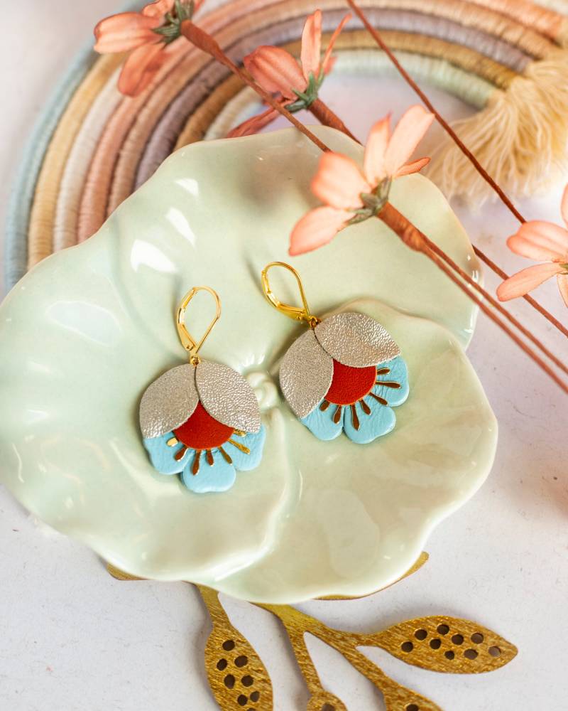 Blüte Ohrhänger, Lederohrringe, Ohrhänger Hochzeit Boho, Hängeohrringe, Leder Blatt Ohrringe, Jugendstil Ohrstecker Fächer von ChenohaStudio