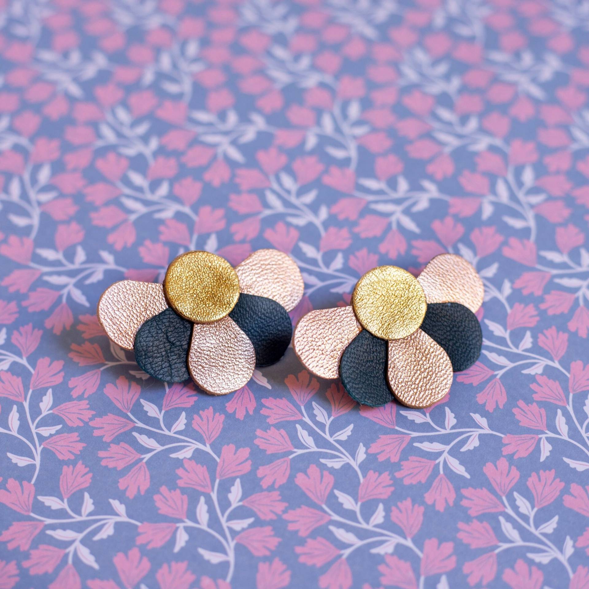 Blumenohrringe Aus Dunkelgrünem Und Goldfarbenem Recyceltem Leder, Edelstahlstecker, Albane-Ohrringe, Weihnachtsgeschenk von ChenohaStudio
