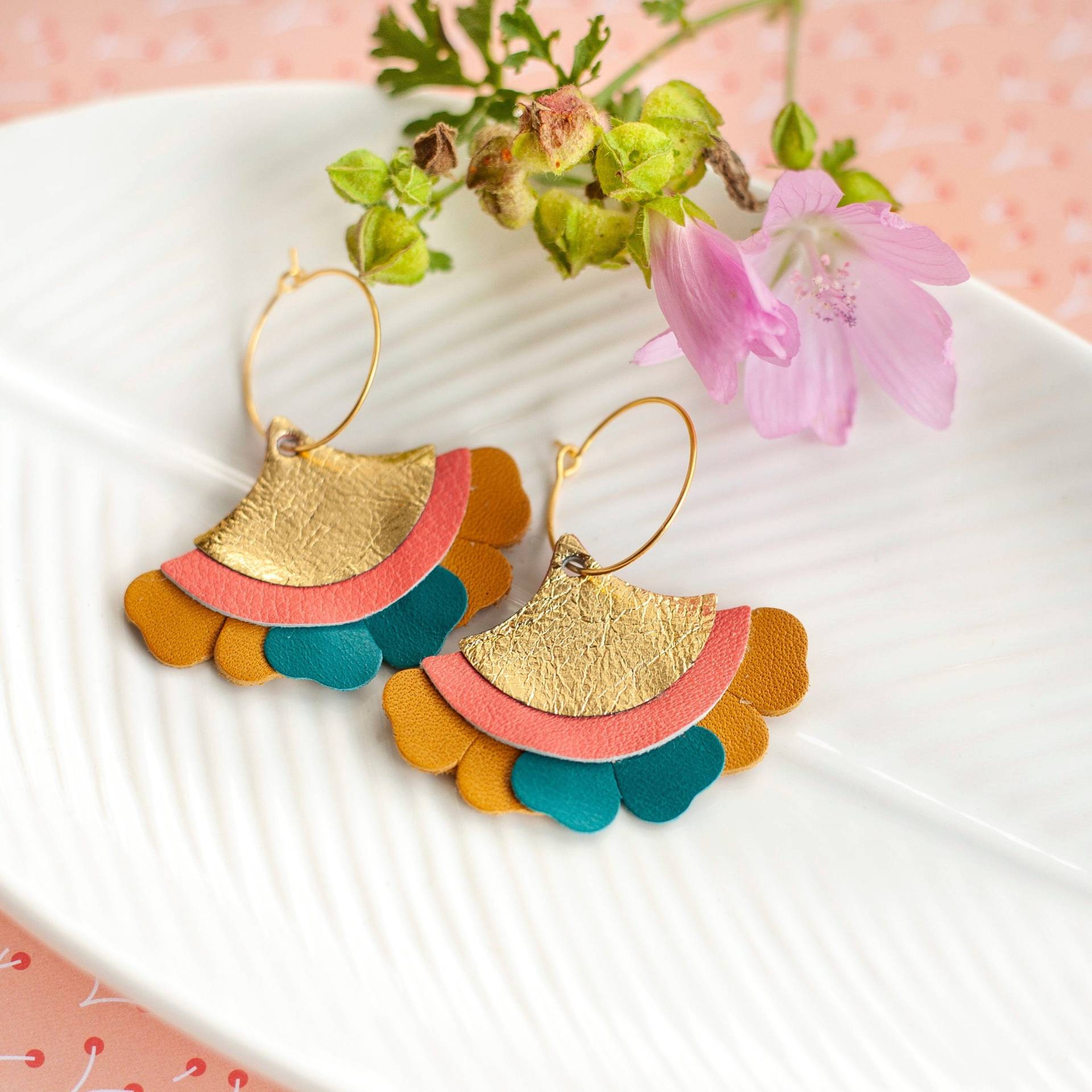 Fächerförmige Lederohrringe in Grün, Gelb, Senfgelb, Rosa Und Gold; 24-Karätig Vergoldete Messingcreolen; Herbstliches Weihnachtsgeschenk von ChenohaStudio