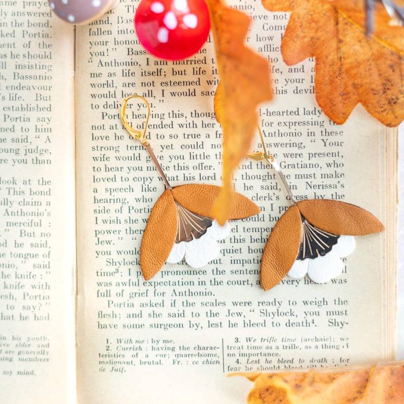 Florale Leder Ohrringe in Braun Weiß - Eco-Friendly Geschenk Für Frauen Perfekt Herbst Und Hochzeit von ChenohaStudio