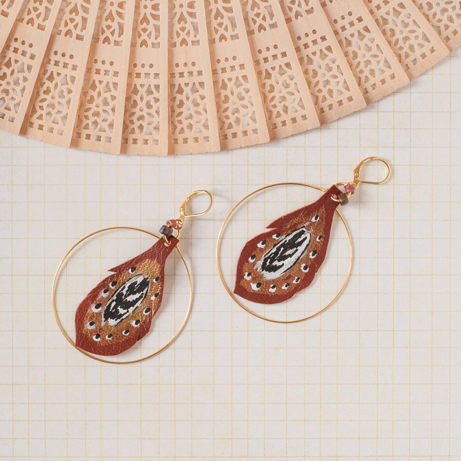 Große, Bemalte Leder-Creolen Mit Federn, Große Braune Creolen, Ohrringe Fasanenfedern, Goldene Federohrringe, Lederohrringe von ChenohaStudio