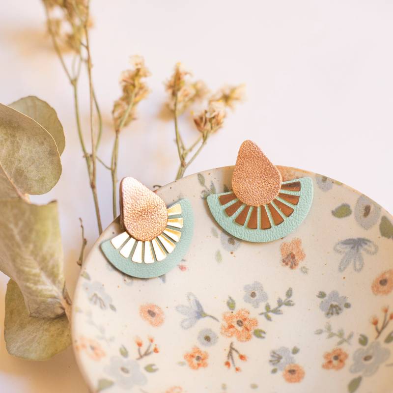 Halbkreisförmige Ohrringe Aus Roségold Und Mandelgrünem Leder, Ohrstecker Edelstahl, Herbst/Winter, Weihnachtsgeschenk von ChenohaStudio