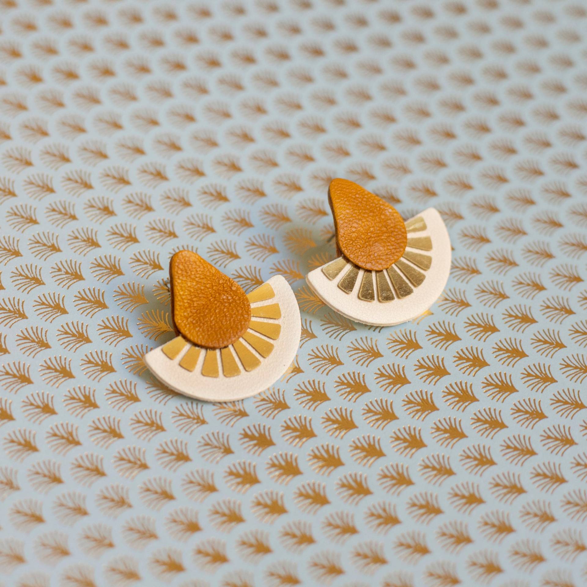 Halbkreisförmige Ohrringe Aus Senfgelbem Und Weißem Leder, Hypoallergene Ohrstecker Edelstahl, Schmuckgeschenke Für Herbst/Winter von ChenohaStudio