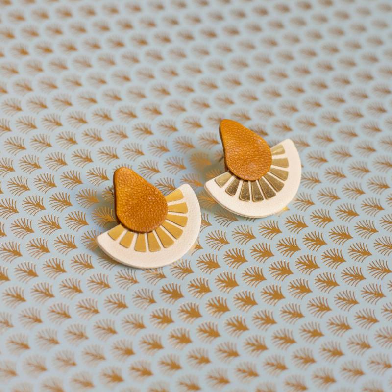 Halbkreisförmige Ohrringe Aus Senfgelbem Und Weißem Leder, Hypoallergene Ohrstecker Edelstahl, Schmuckgeschenke Für Herbst/Winter von ChenohaStudio