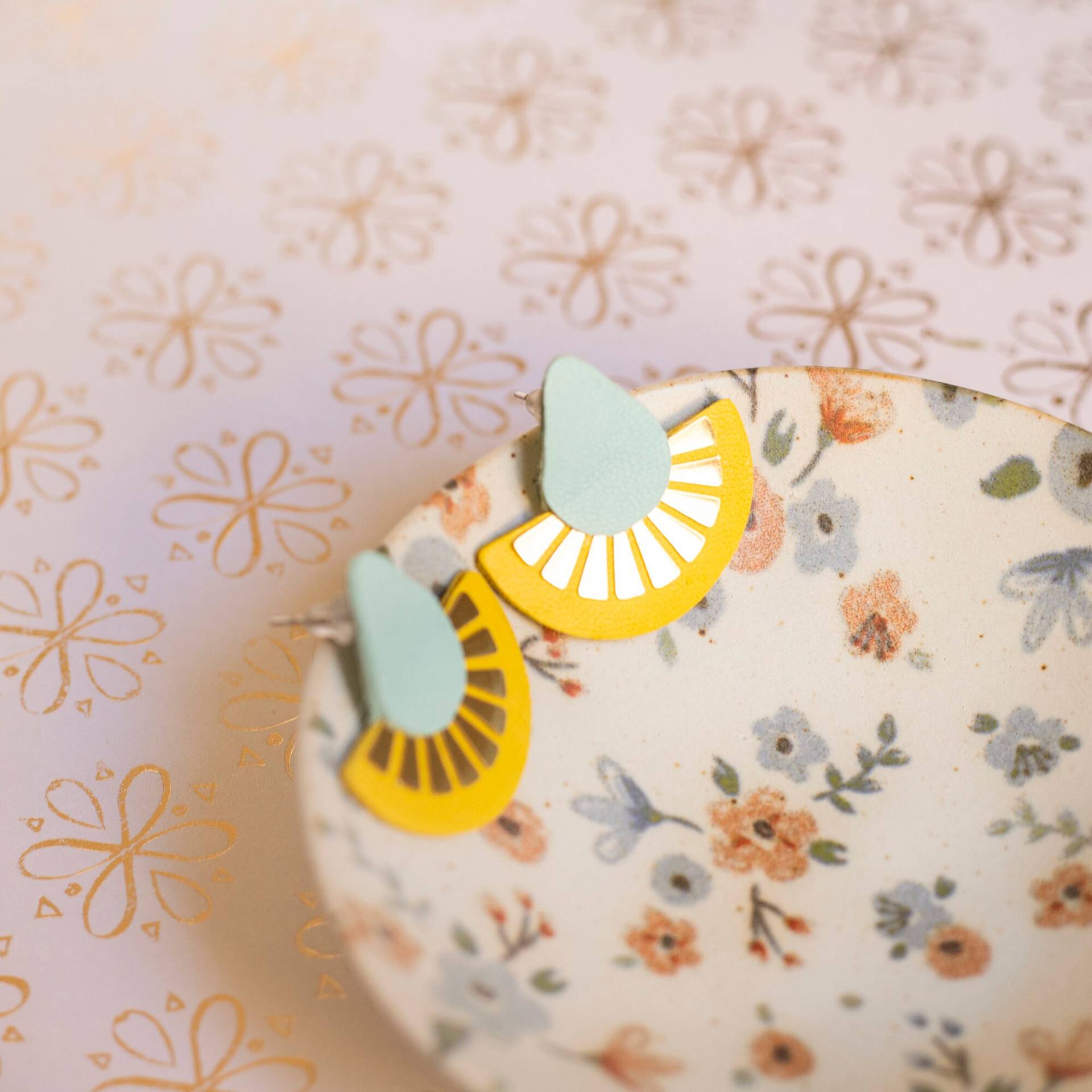 Halbkreisförmige Ohrringe in Gelb Und Mandelgrün Aus Recyceltem Leder, Edelstahlstecker, Weihnachtsgeschenk von ChenohaStudio