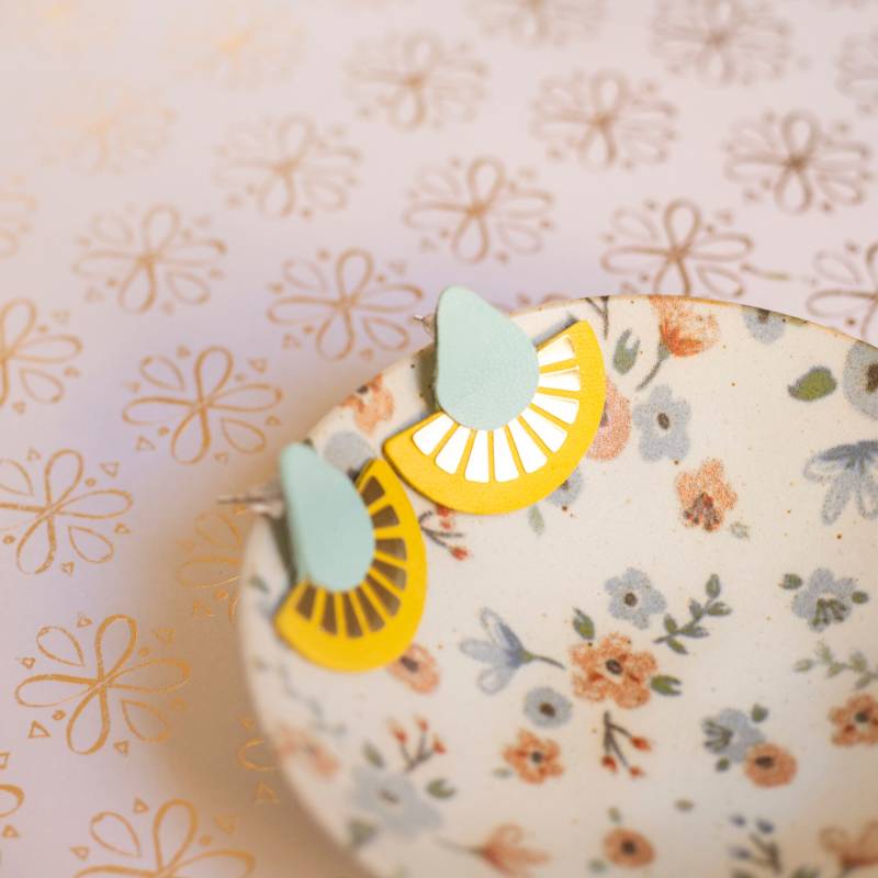 Halbkreisförmige Ohrringe in Gelb Und Mandelgrün Aus Recyceltem Leder, Edelstahlstecker, Weihnachtsgeschenk von ChenohaStudio
