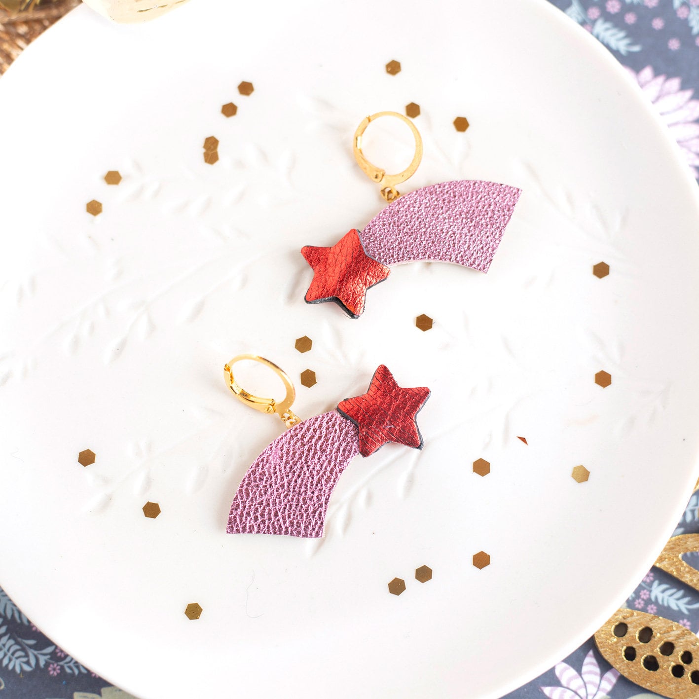 Metallisch Pinke Und Rote Sternschnuppen-Ohrringe Aus Recyceltem Leder, Runde Ohrhänger Vergoldetem Messing, Weihnachtsgeschenk von ChenohaStudio