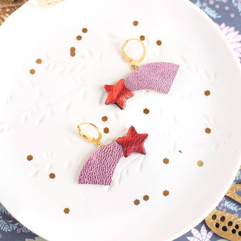 Metallisch Pinke Und Rote Sternschnuppen-Ohrringe Aus Recyceltem Leder, Runde Ohrhänger Vergoldetem Messing, Weihnachtsgeschenk von ChenohaStudio