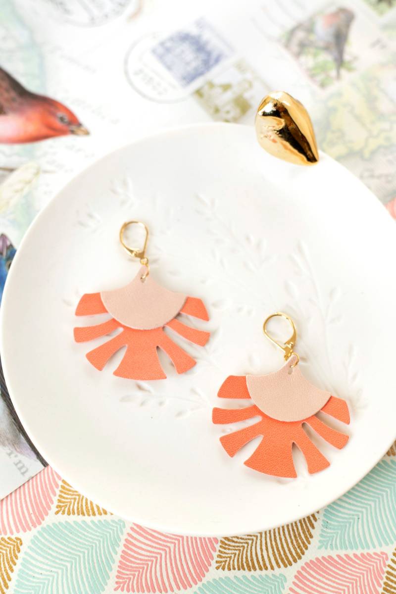 Ohrringe Aus Hellrosa Und Orangefarbenem Leder in Palmenblattform, Vergoldete Messing-Ohrhänger, Boho-Weihnachtsgeschenk Für Damen von ChenohaStudio